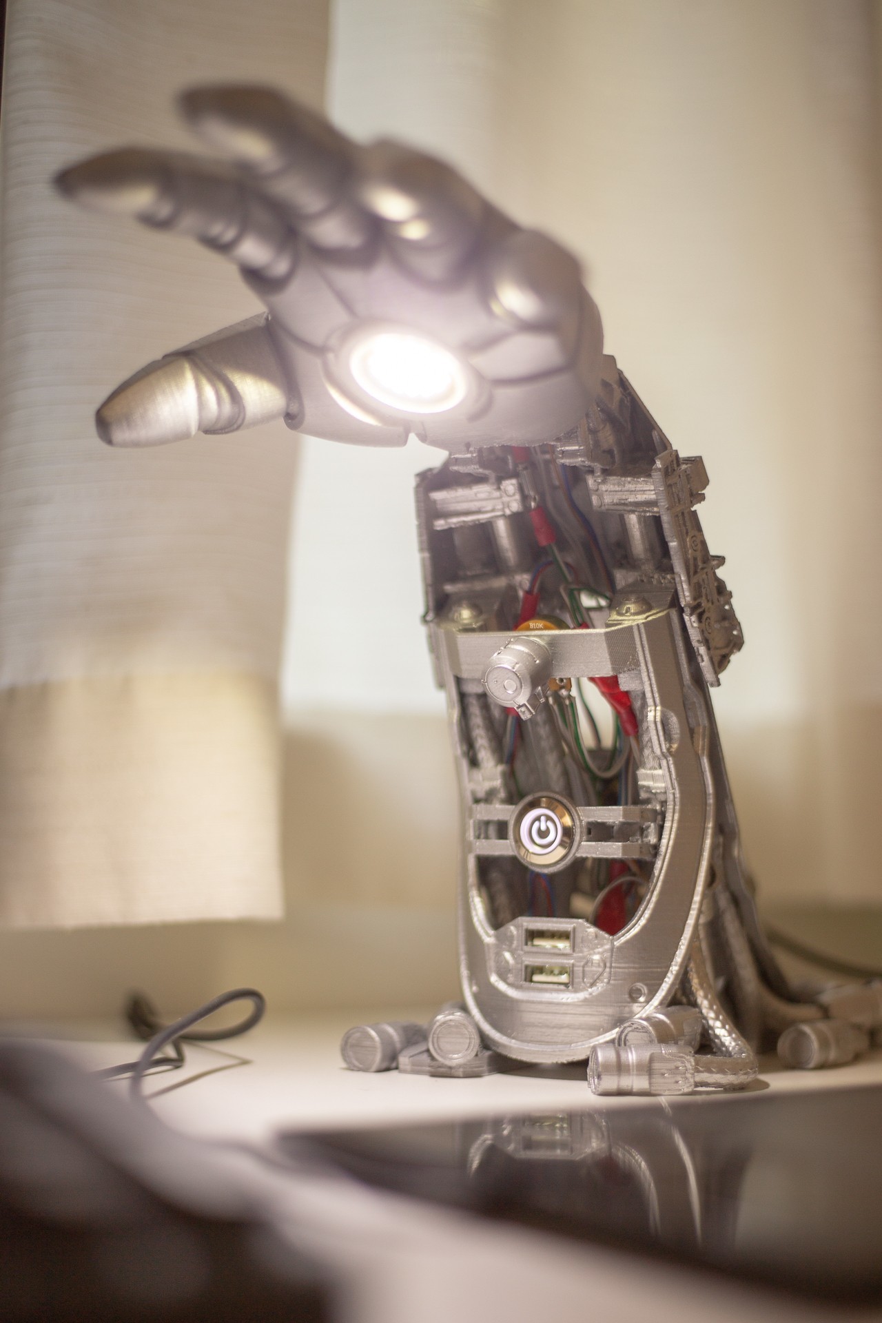 Iron Man-inspired Mechanical Handheld Lamp - STL File for 3D Printing