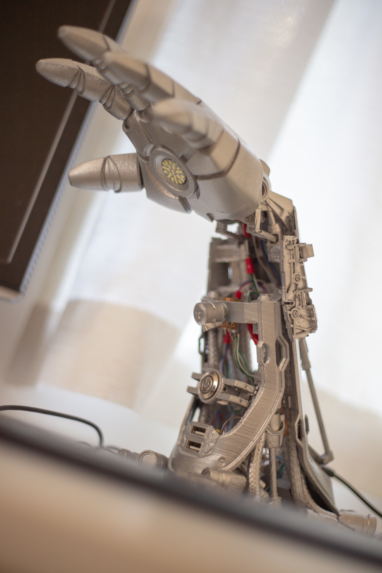 Iron Man-inspired Mechanical Handheld Lamp - STL File for 3D Printing - Image 5