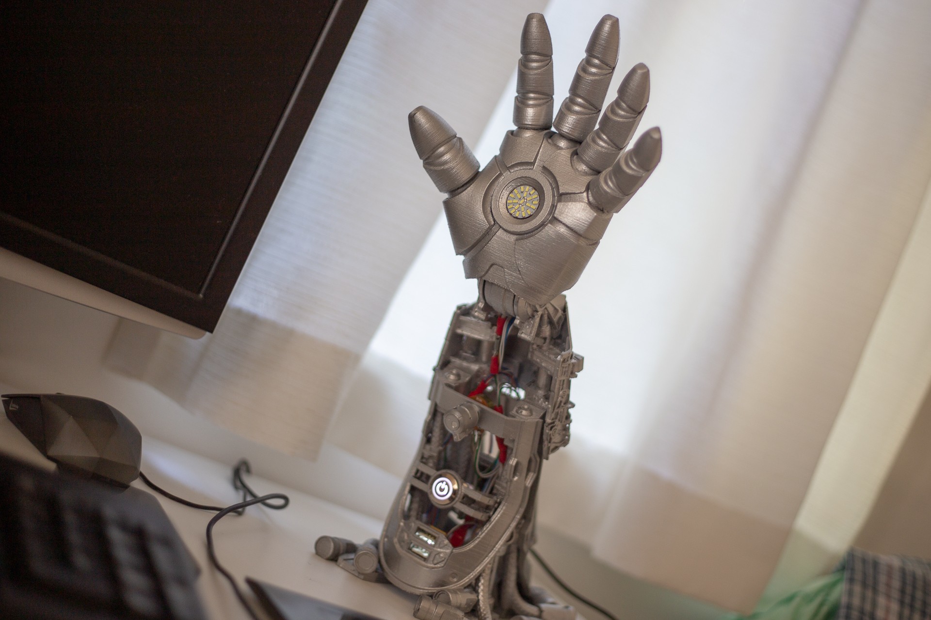 Iron Man-inspired Mechanical Handheld Lamp - STL File for 3D Printing - Image 6