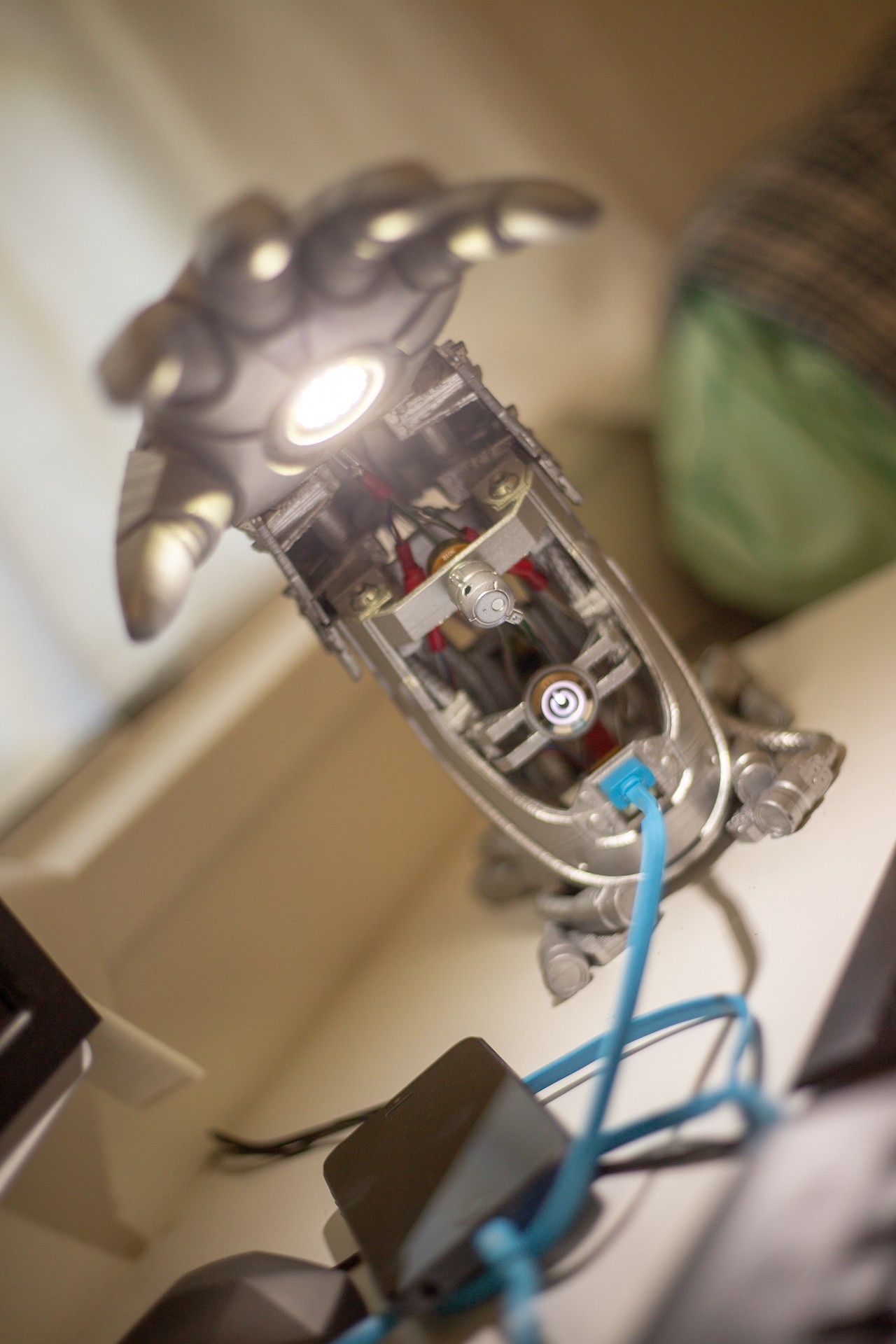 Iron Man-inspired Mechanical Handheld Lamp - STL File for 3D Printing - Image 8