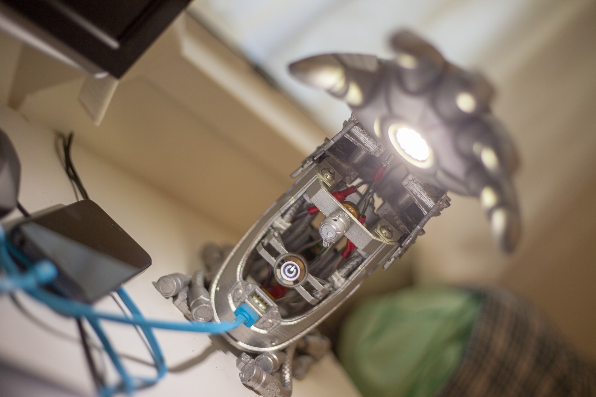 Iron Man-inspired Mechanical Handheld Lamp - STL File for 3D Printing - Image 9